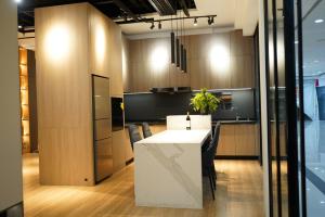 China Modern Kitchen Melamine Cabinet Fitted Kitchen System With Island Dinning Table factory