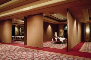 China Soundproof Movable Partition Walls Exhibition And Convention Room Dividers System factory