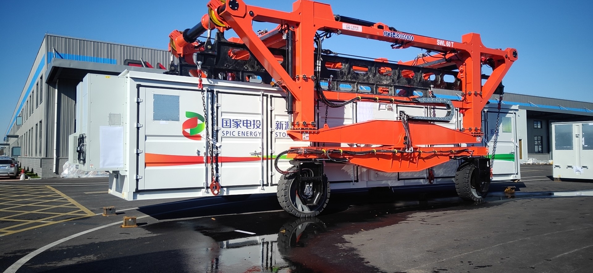 Blue 60T Straddle Carrier Crane Customized Container Lift Trailer