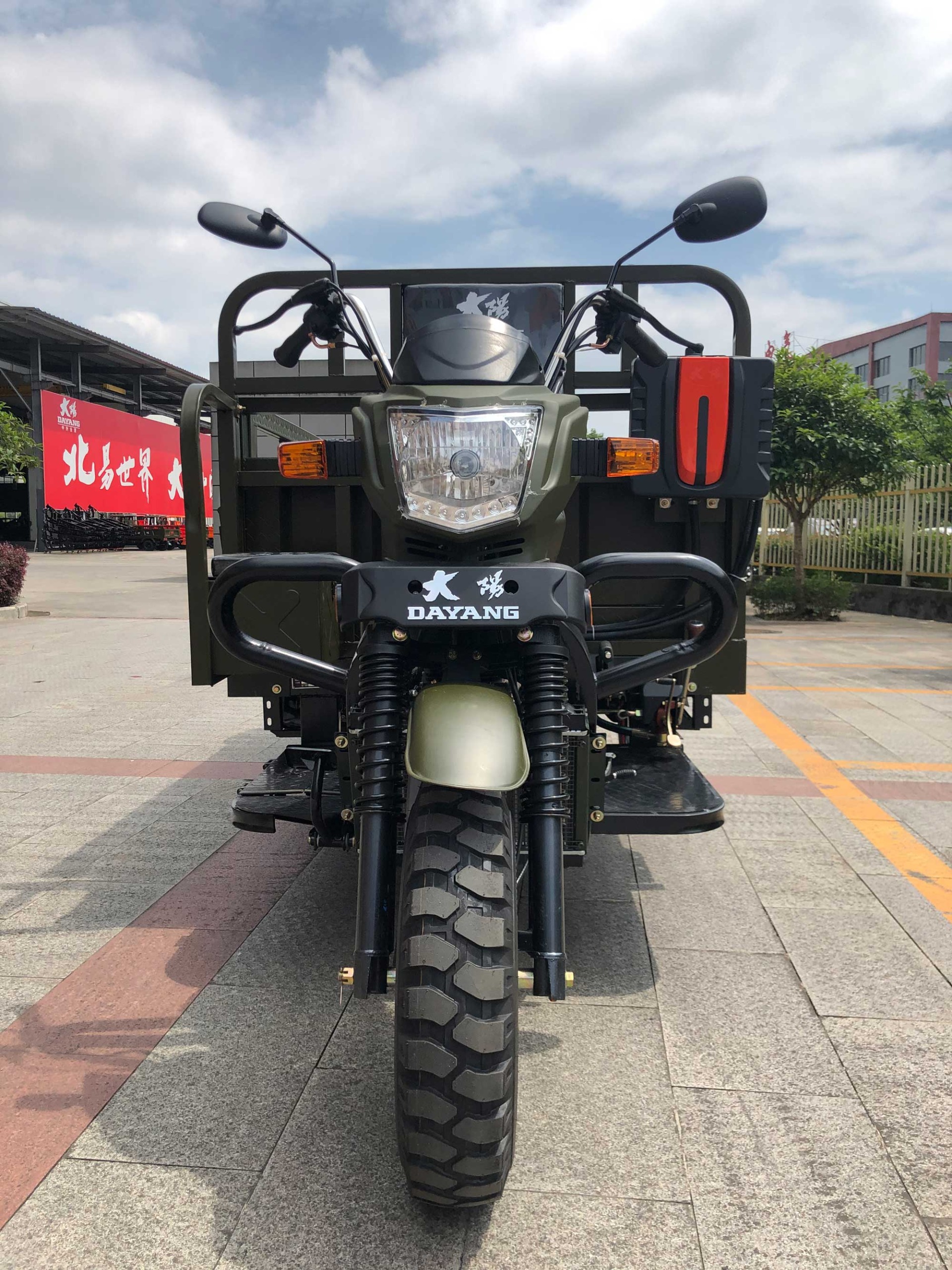 Water-cooling 3 Wheel Cargo Tricycle with 1000kg Capacity and Hydraulic Spring Brake