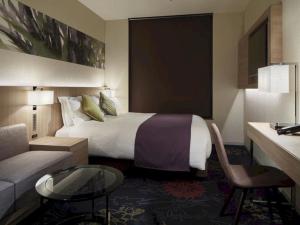 China New Zealand hotel furniture supplier from China manufactuer for guestroom wood furniture bed with wall panel and Casagoo factory
