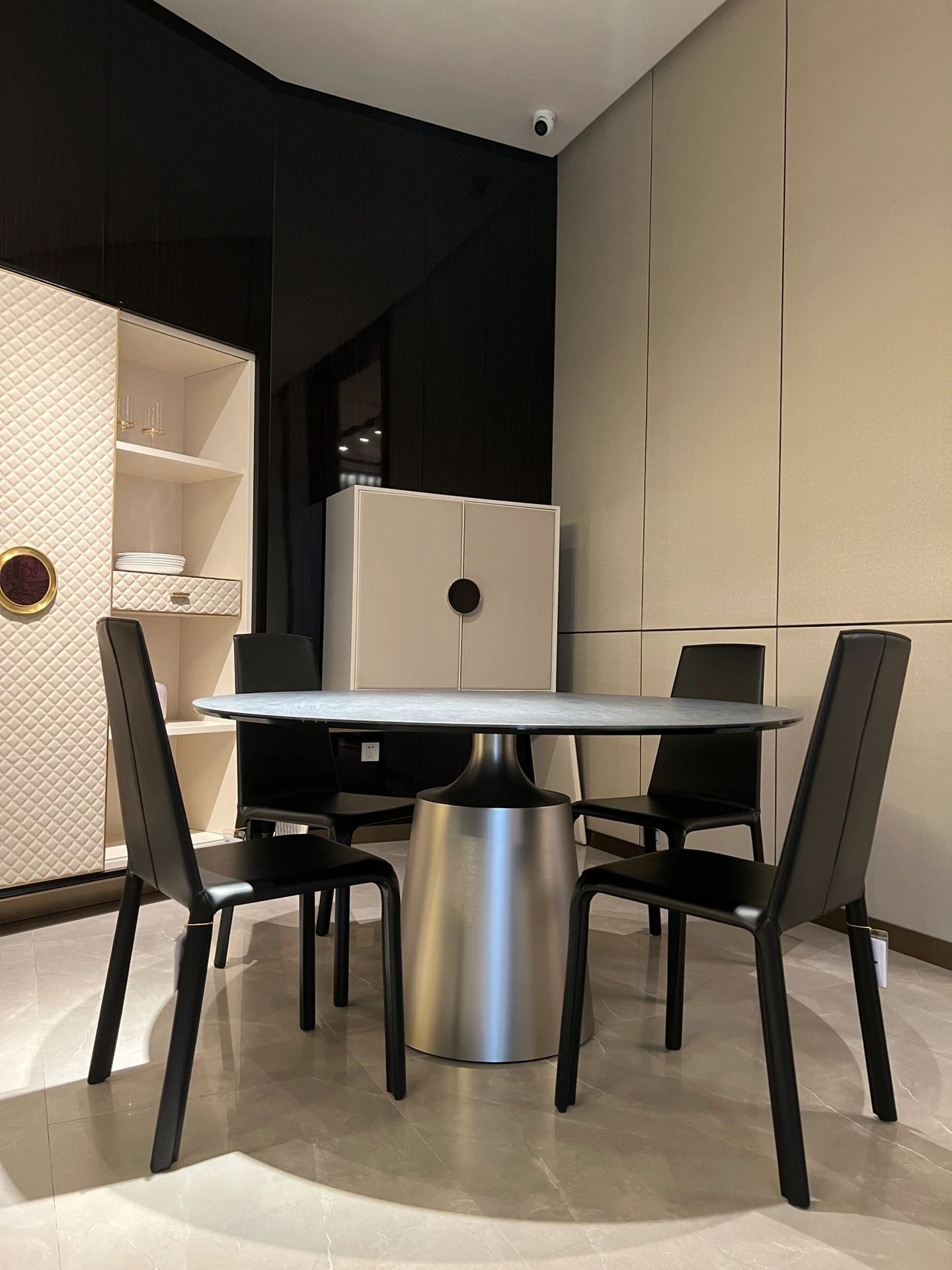 Comfort Meets Class Dining Table And Chair Sets For Hotel Home Restaurant