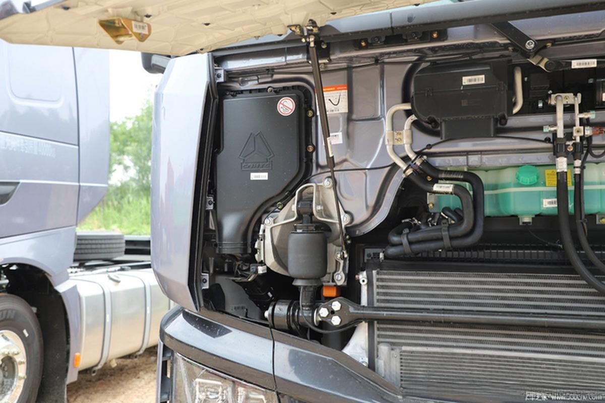 Left Steering Sinotruk Special Vehicle Used Sinotruk HOWO MAX 6X4 530hp LNG Tractor