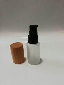 China Customized Size Frosted Cosmetic Bottles With Wood Pump Sprayer UV Coated factory
