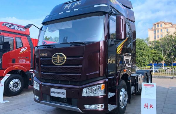 Faw Tractor Truck J6P Logistics Distribution 560hp Powerful Engine 10 Tires High