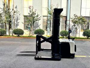 China Forward Moving Electric Reach Forklift With Polyurethane Tire And AC Drive Motor factory