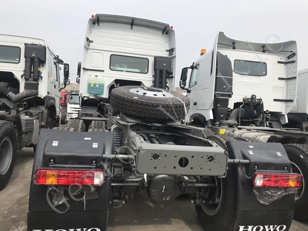 Euro II Euro III Howo Sinotruck 420 HP Tractor Truck Head To Peru