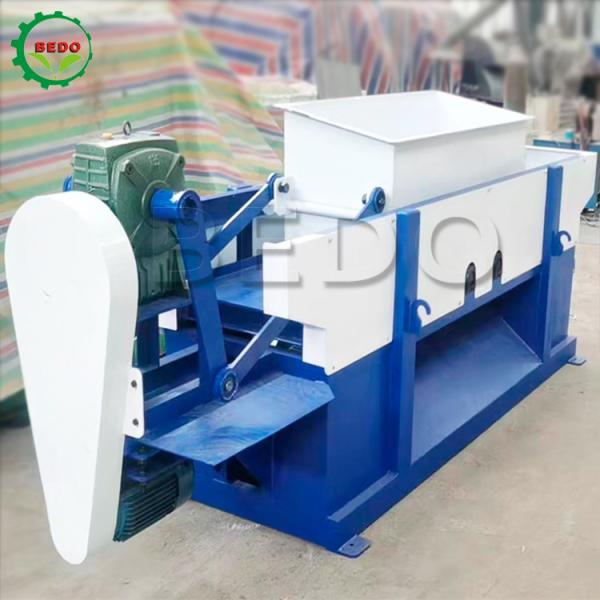 China Carbon Steel Pine Wood Shavings Machine 380V Speed 3000r/Min factory