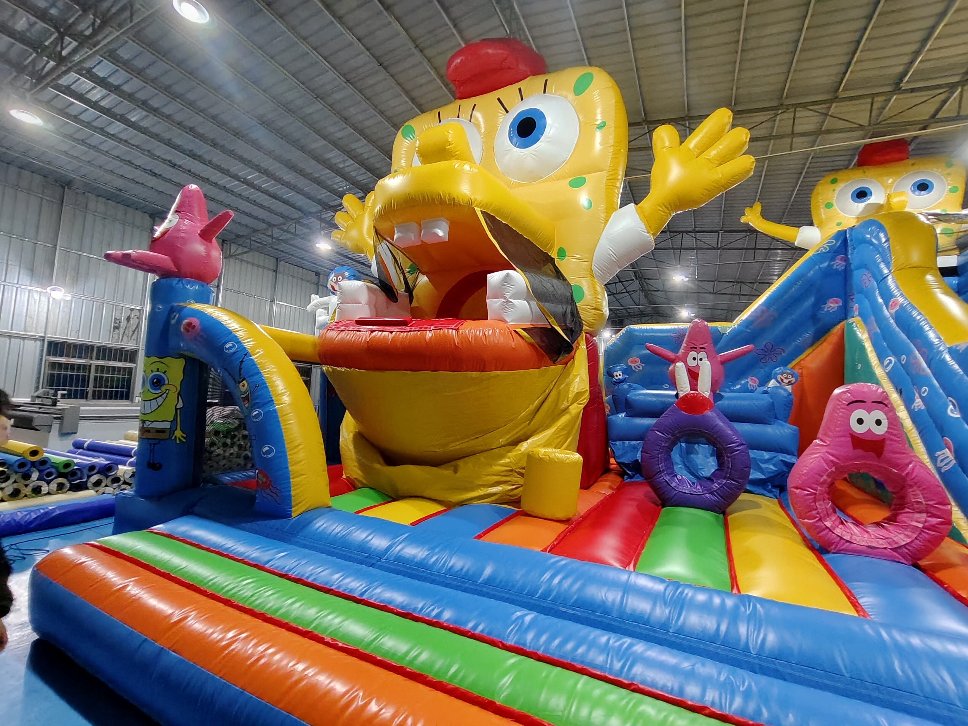 Automatic Move Inflatable Bounce House With Slide SpongeBob SquarePants Inflatable Fun City