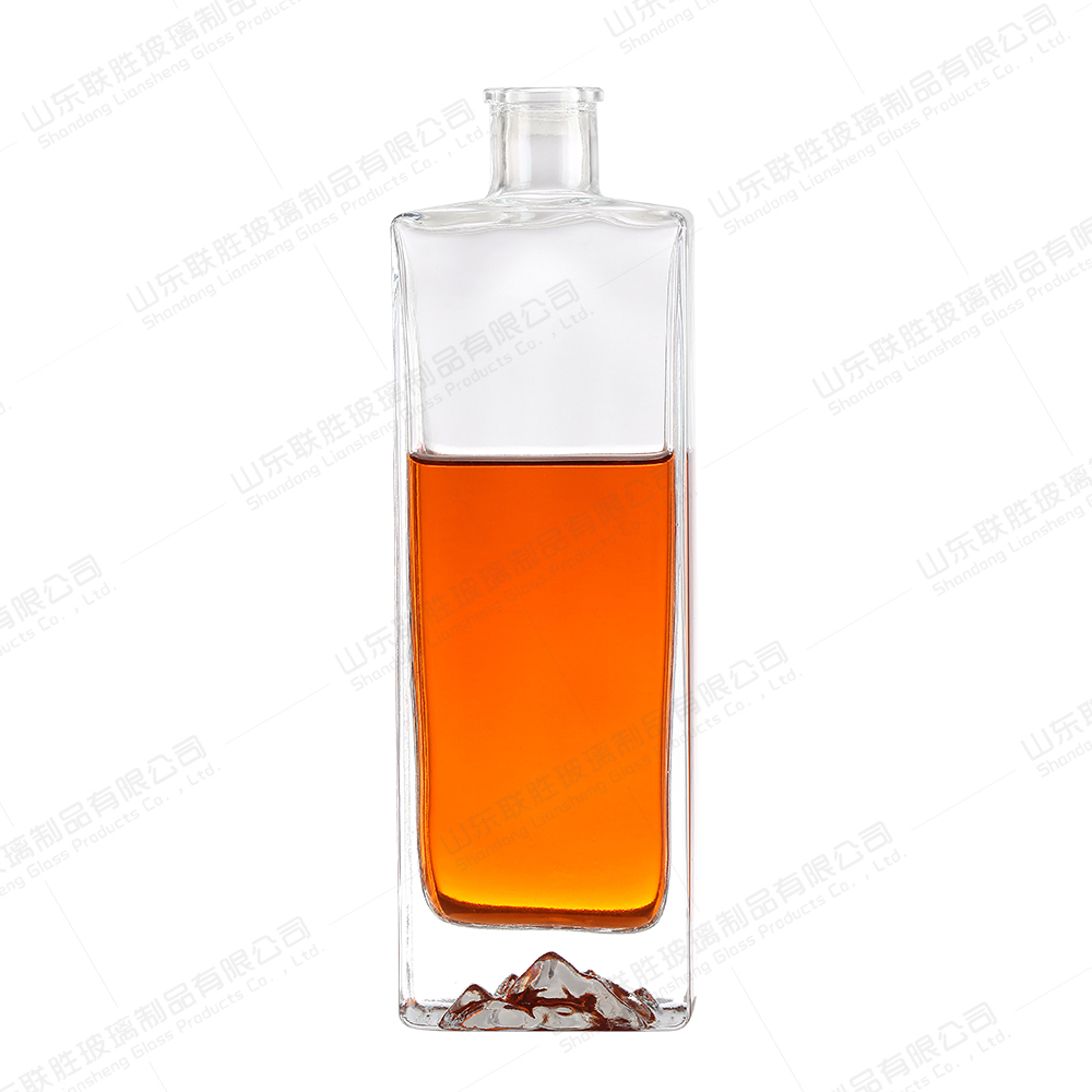 Engraved Mountain Bottom Cork 500ml Vodka Glass Bottle for Mountain Artisanal Spirits