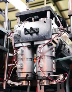 China 10ml-1L High Speed Plastic Cosmetic Bottle Blow Molding Machine MP55D-3 Double Station With 3 Die Head factory
