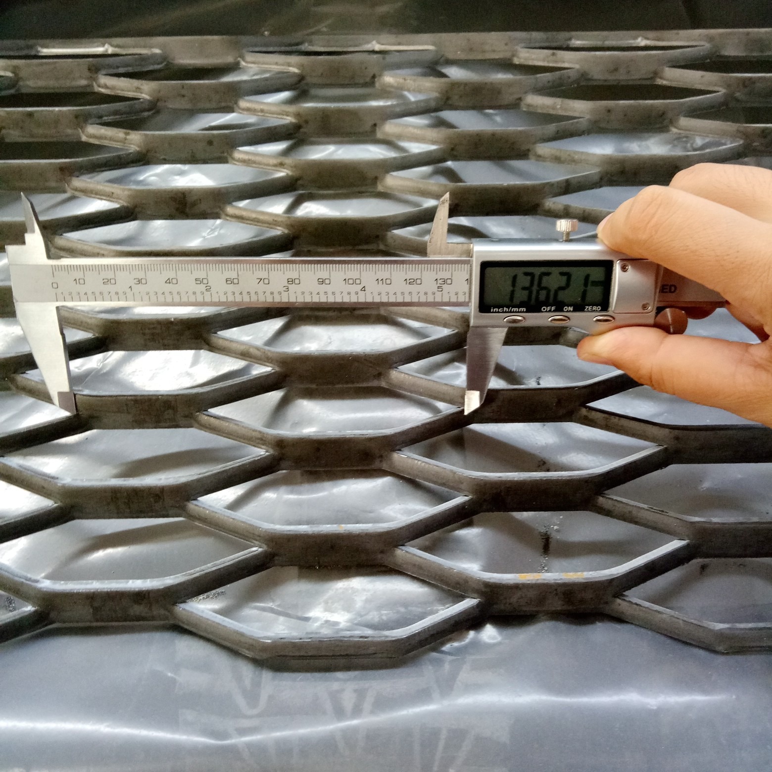 Anti Slip Raised Expanded Metal Mesh Heavy Duty Hexagon For Platform