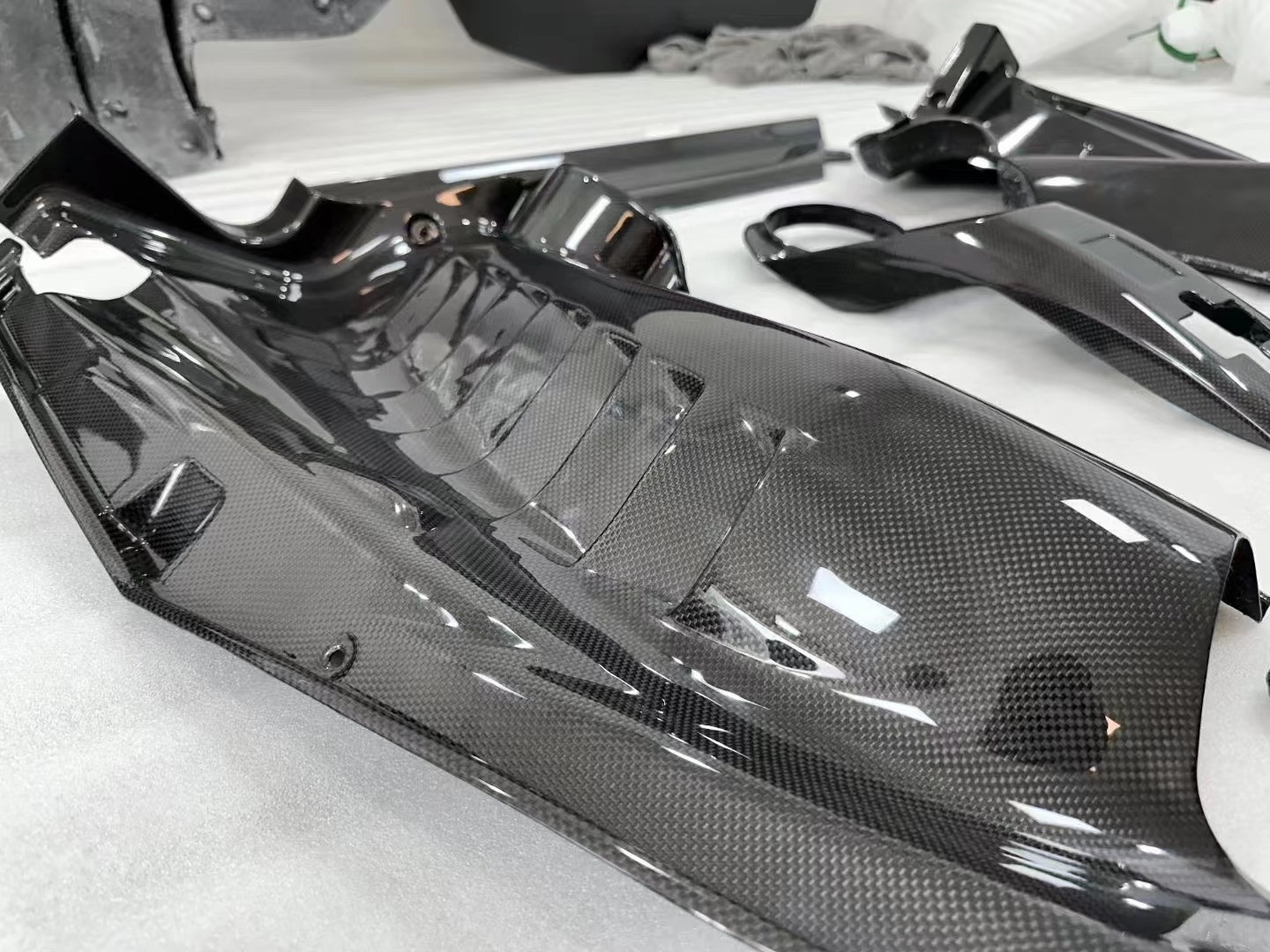 488 Ferrari Body Kit Dry Carbon Fiber Engine Shield OEM Carbon Fiber Oil Cap