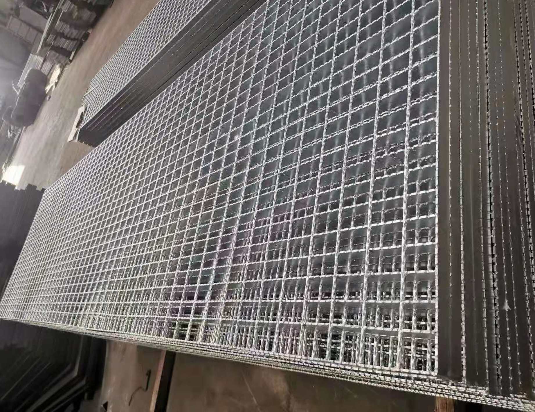SUS201 20mm 60mm Metal Mesh Grating Vertical Metal Grate Walkway 50mm