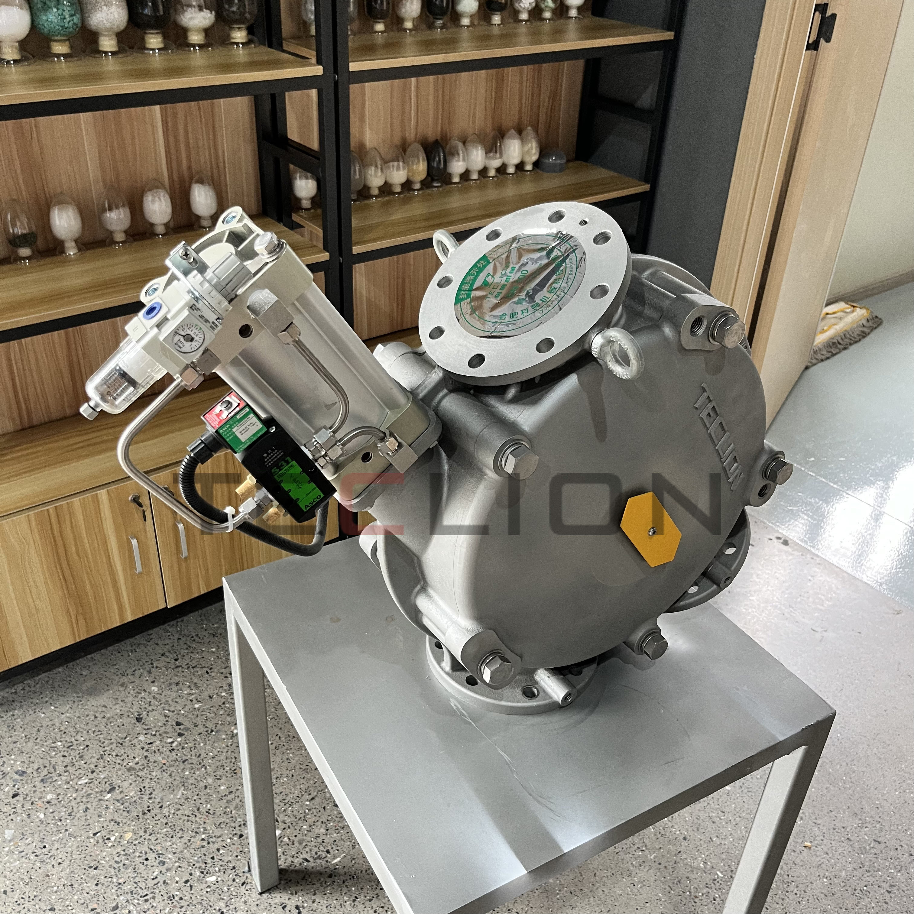 Dual channel directional valve with full channel diameter and no dead corners