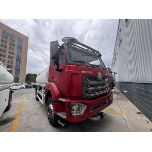 SINOTRUK HOHAN New HOWO Oil Truck Fuel Tank 4x2 Lhd Euro2 White and Red