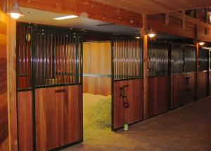 China Front Panel Wooden European Horse Stalls Bamboo Material For High Safety factory