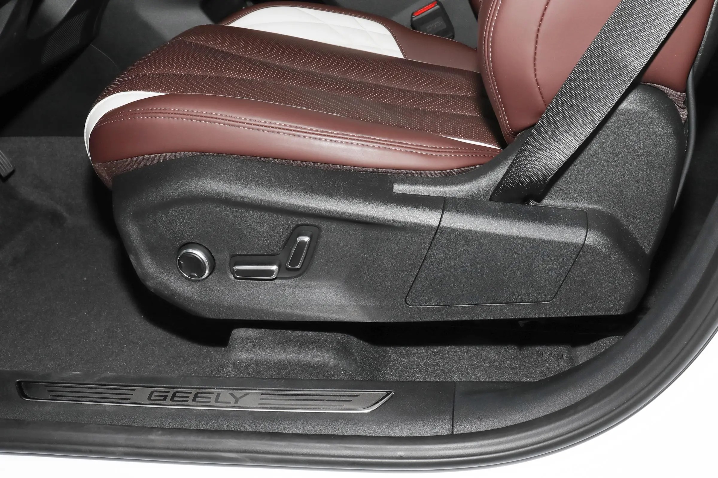 Chinese Car Geely SUV 4*4 Drive Mode 5 Seats Left Hand Drive Air Conditioner