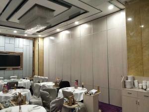 China Leather Surface Soundproof Movable Divider Walls , Aluminium Room Dividers factory
