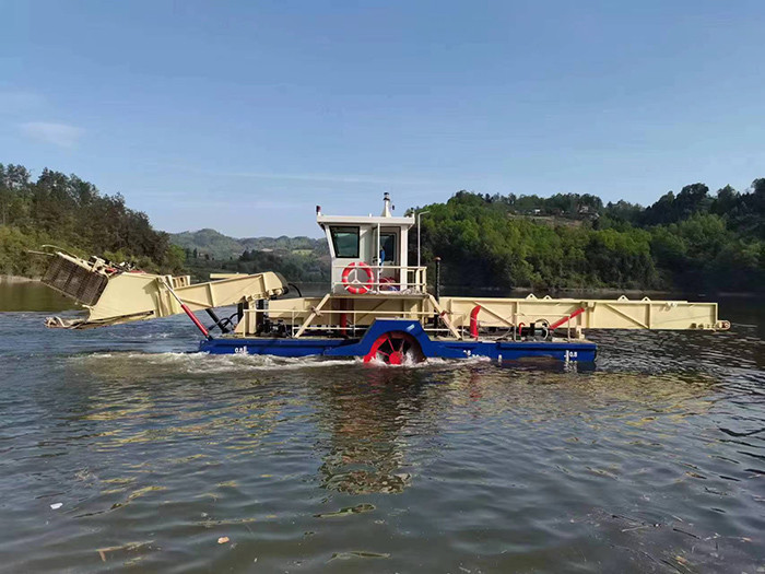 10CBM Water Hyacinth Harvester For River Waterweed Harvesting 4-5KM/H