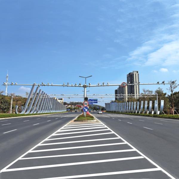 Galvanized Steel Traffic Surveillance CCTV Camera Suppot Pole and Signal Light