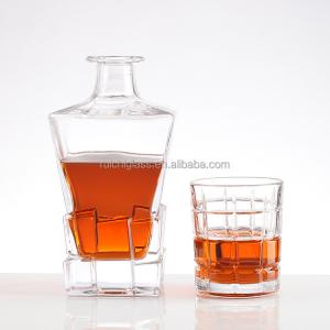 China Industrial Beverage 500ml Transparent Whiskey Glass Bottle with Custom Design factory