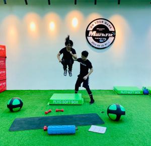 China Flat Shape Green Plastic 20mm Artificial Turf Grass Roll Tennis Sport factory