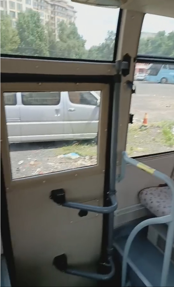 Model Zk6752d Used Yutong Bus Lhd Rhd Available 32 Seats Coach LHD Steering