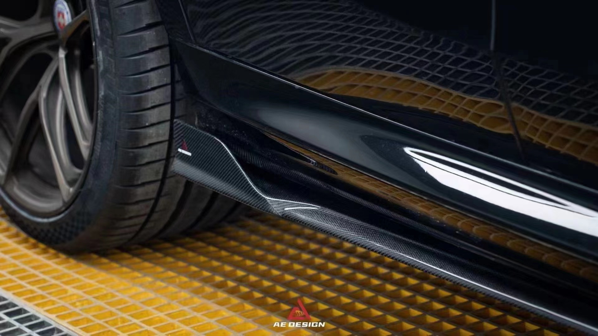 For BMW X6M F96 Carbon Fiber Body Kit X6M F96 Upgrades the AE Style Carbon Fiber Front Lip Diffuser Spoiler