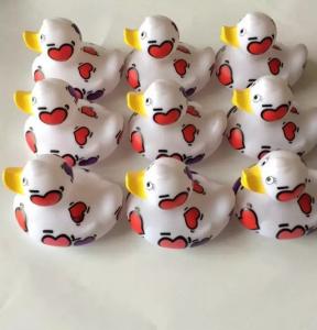China Red Heart Shaped Custom Rubber Ducks Water Resistant Non Toxic Safe For Kids factory