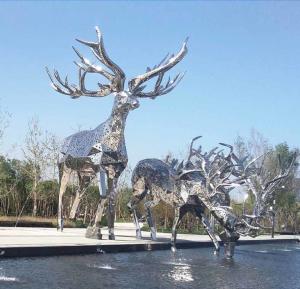 China Contemporary Metal Animal Sculptures Garden Deer Statues For Public Decoration factory
