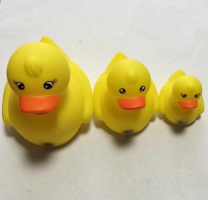 China Yellow Floating Carnival Baby Rubber Duck Water Resistant With Magnecti Connector factory