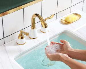 China Two Handle OEM Three Hole Retro Bathroom Sink Faucets factory