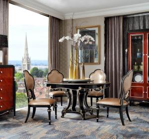 China New classic Luxury Furniture Round Dining Tables and Wine Cabinet in glossy painting with Leather Upholstered Chairs factory