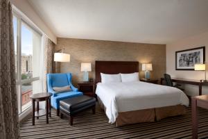 China Hotel Room Furniture Cherry Wood King size Bed and Desk set in Modern American design style factory