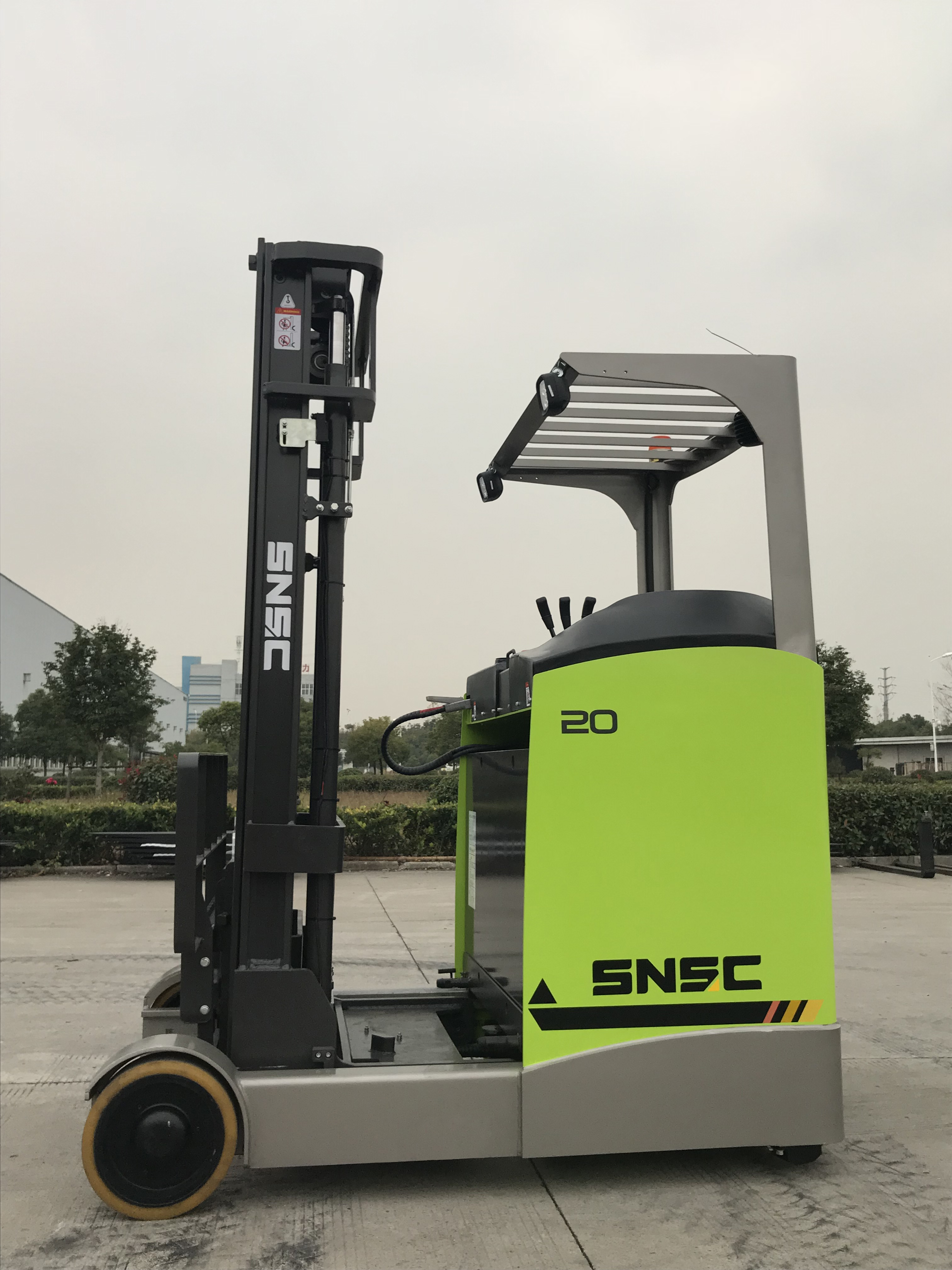 Convenient Monta Cargas Li-ion Battery Electric Reach Truck with Battery Charger