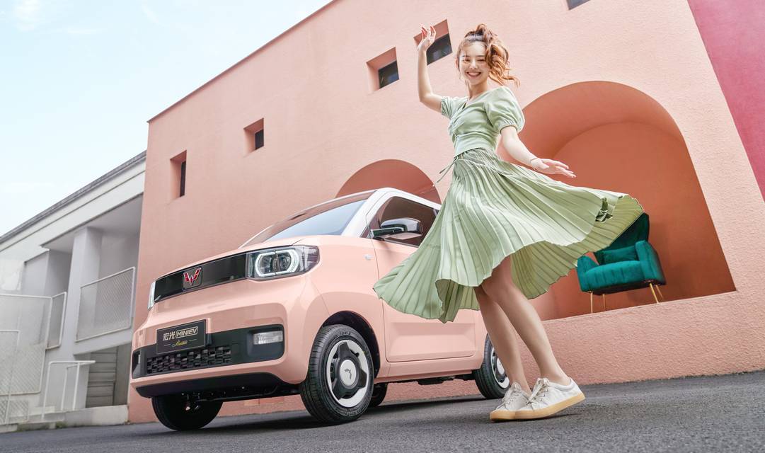 Manual Adjustment LED Camera Fabric EV Car Wuling Mini EV Chinese Electric Mini Car Sports Vehicle 4 Wheels Sedan Single Left