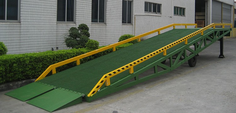 8 Ton Steel Trailer Ramp for Container Loading / Unloading 0.75kw 2.2kw Power