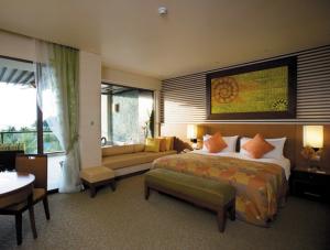China Modern Fabric Bedroom High End Hotel Furniture With Ebnoy Wood Veneer Finish factory