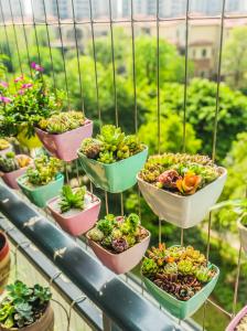 China Unobstructed View Balcony Grilles with 100kg Capacity Balcony Invisible Grille factory