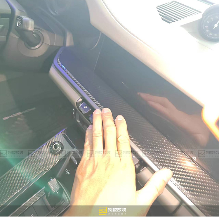Auto Parts for Porsche 911 992 Carbon Fiber Interior 911 992 Carbon Fiber Center Panel Door Plank Interior