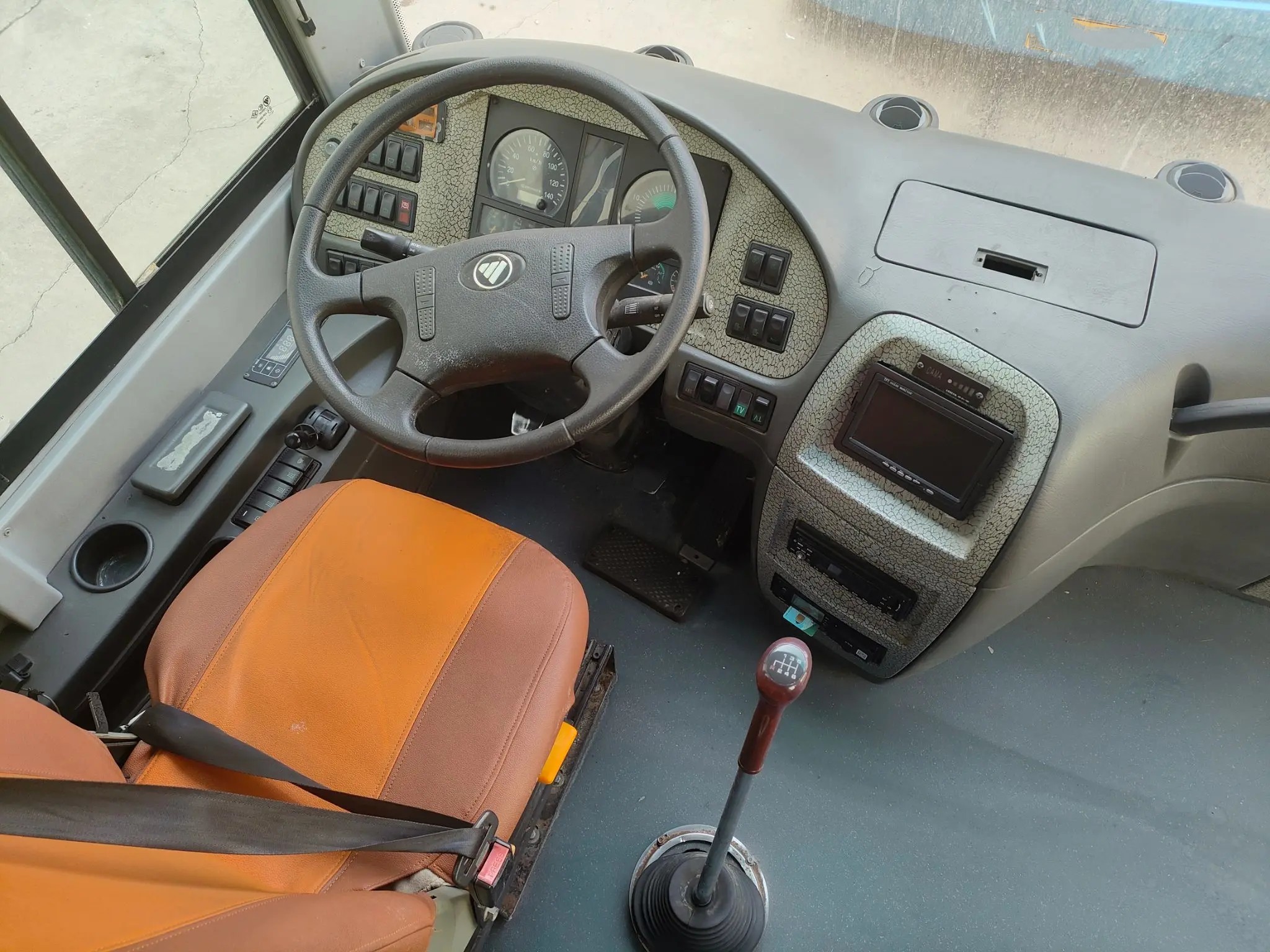 Used Commercial Bus Double Doors 53 Seats Yuchai Engine 330hp Second Hand Foton BJ6120