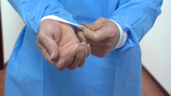 Disposable Nonwoven 3 Layers SMS Isolation Gown Waterproof Factory Direct Price