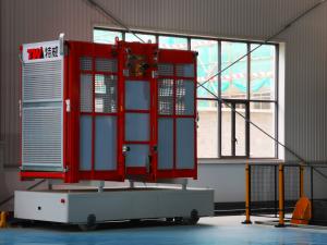China Q345B Steel 2000kg Per Cart Construction Hoist Lift For Passenger Material factory