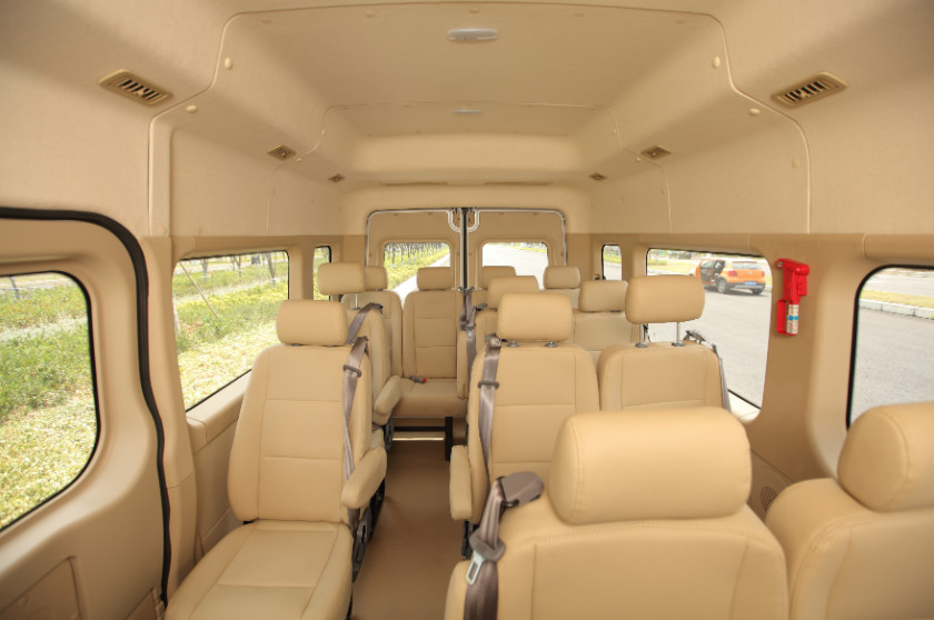 Luxurious White 15 Seater Diesel Dongfeng Light Passenger Car with 2298mL Displacement