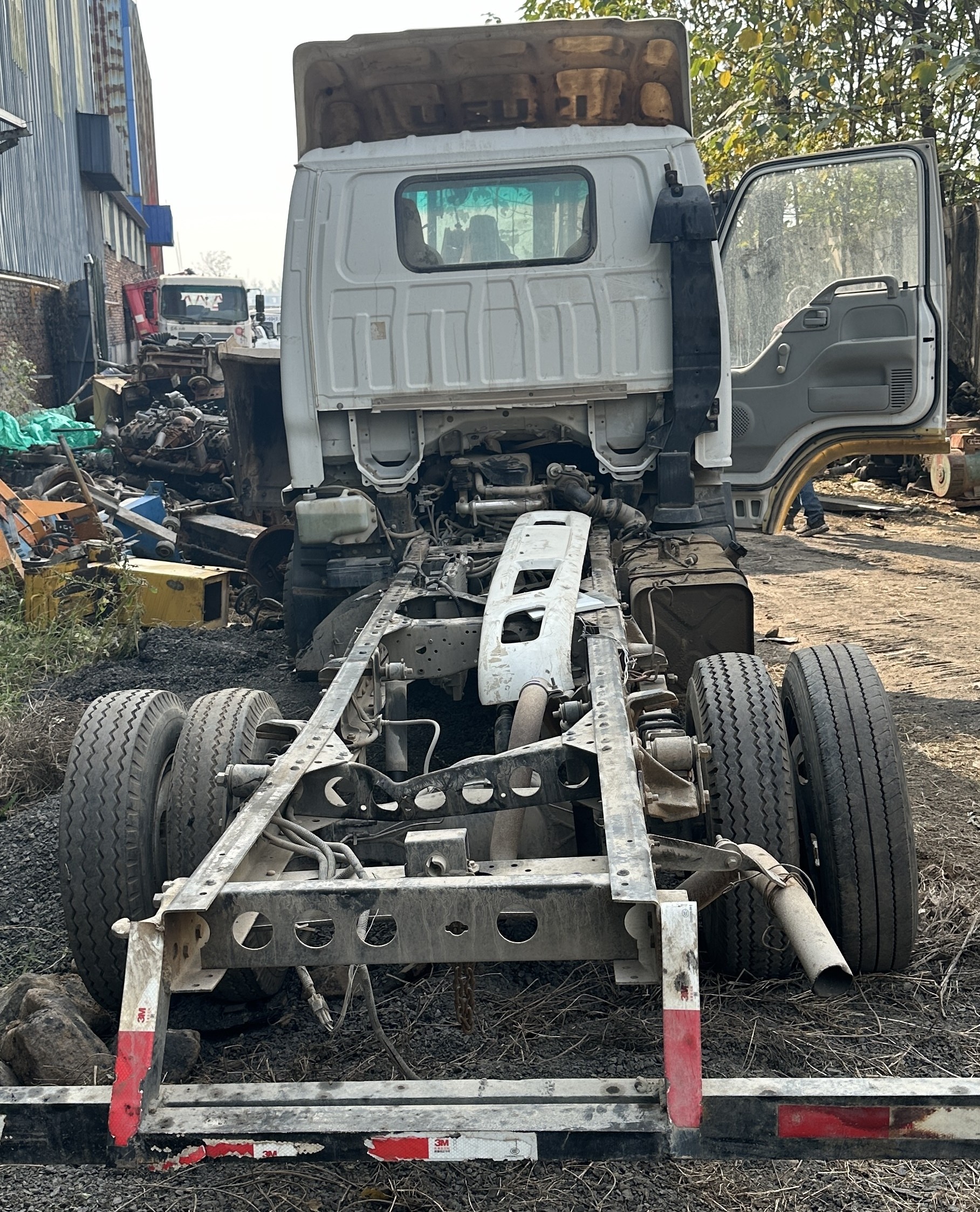 This is a Japanese original small truck carrying 3-5 tons of cargo for sale at a low price