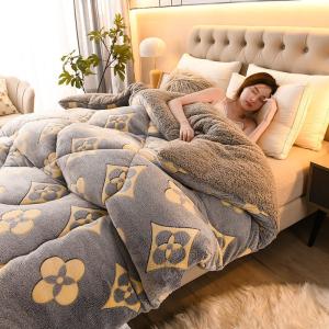 China Hotel Bed Multi Colors Custom Quilt Comforter Polyester Blend Microfiber Quilt Queen Size factory