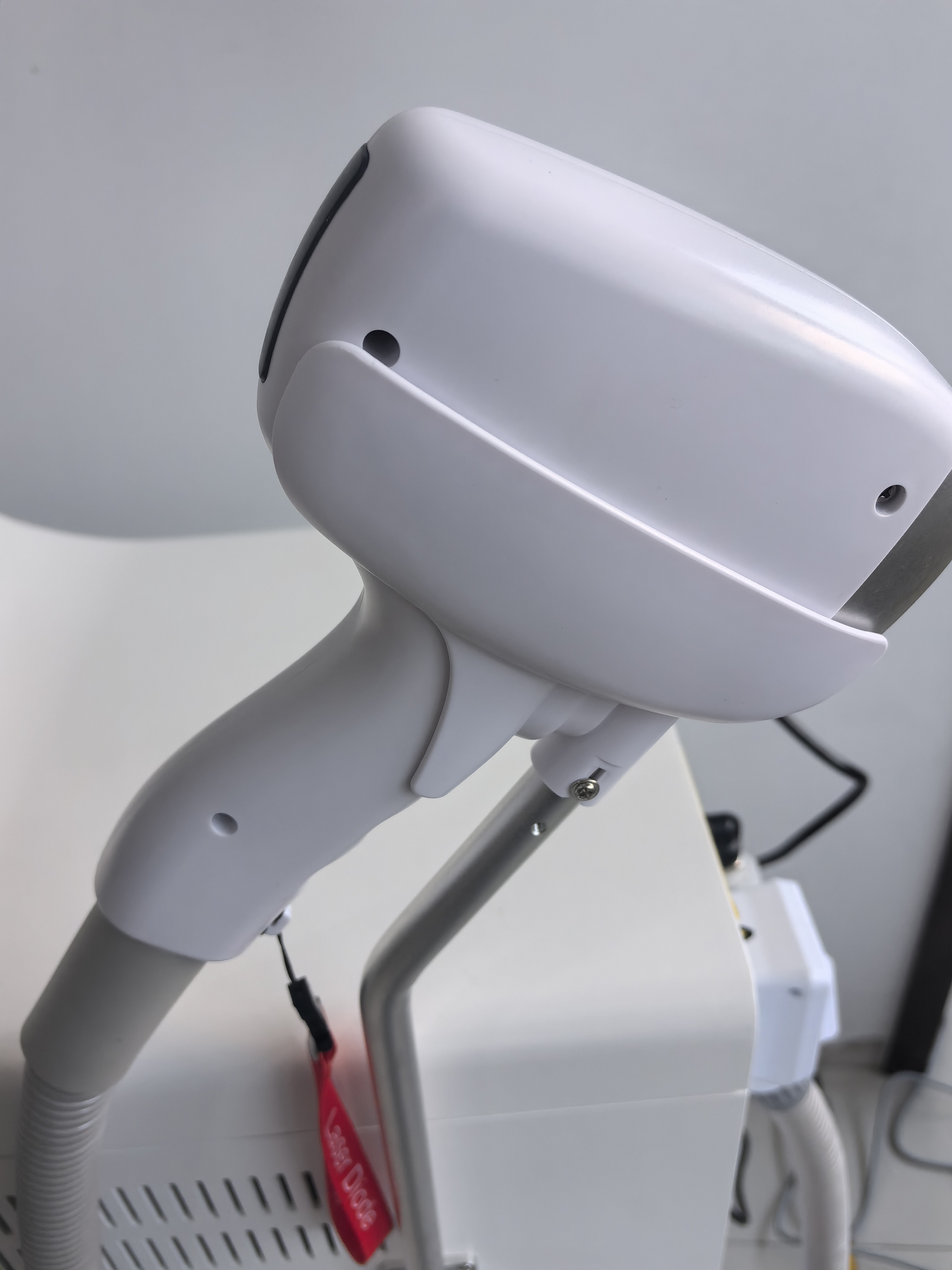 Skin Friendly Diode Laser Hair Removal Machine With Triple Wavelength Technology