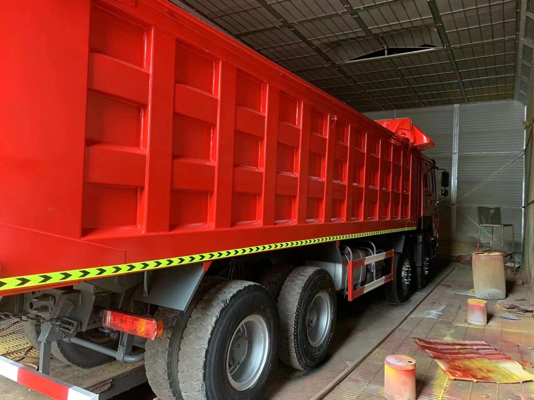Used Commercial Trucks HOWO Dump Truck 8*4 Right Steering 371hp Truck Body 7.3*2.45*1.5m