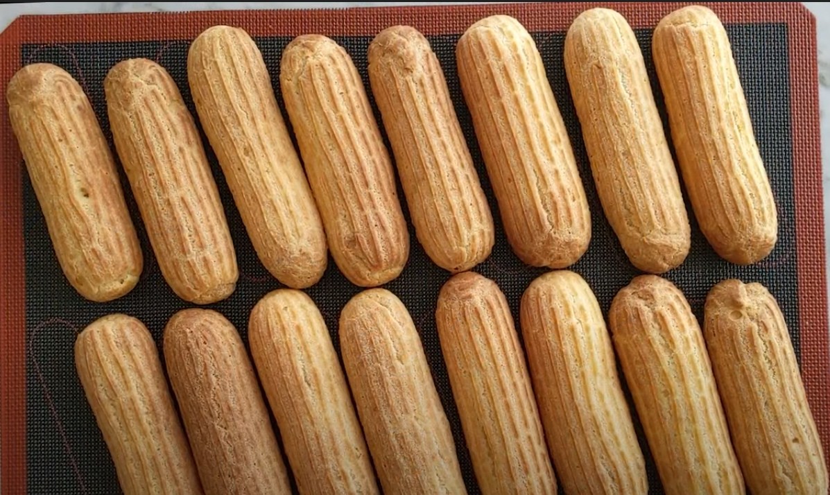 ECLAIRS Puff Making Machine Tray Type Mini Puff Extruder Machine PLC